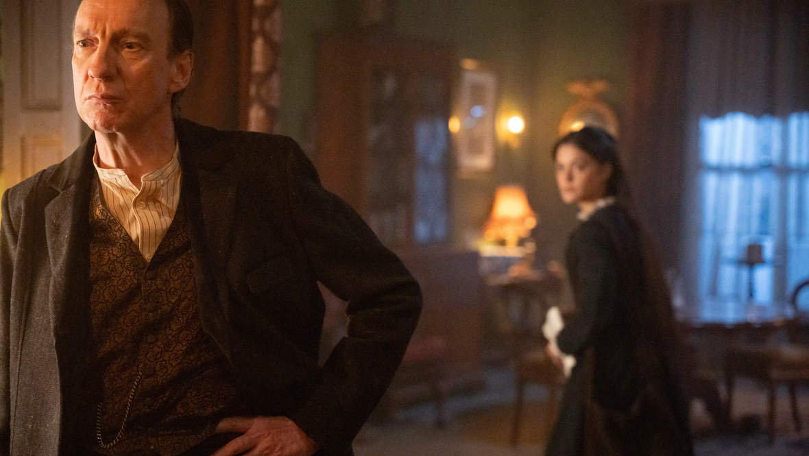 Кадр из сериала «Шерлок и дочь», реж. Брин Хиггинс, Эль-Майя Тэйлфизерис, The CW, Discovery+, Амедиатека