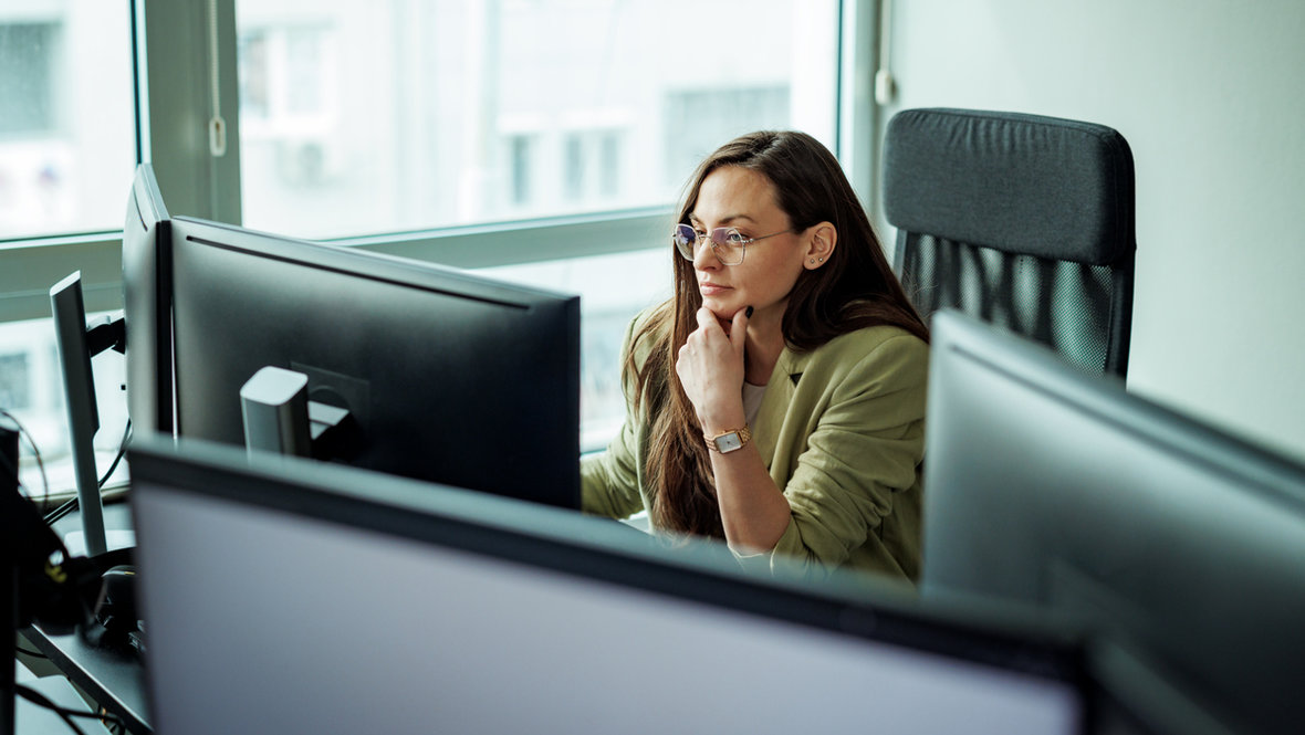 Девушка работает за компьютером