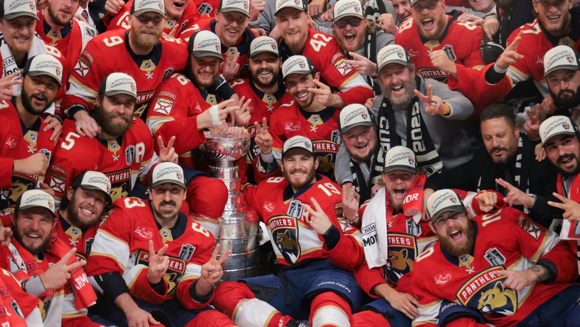 Хоккеисты «Флориды» празднуют завоевание Кубка Стэнли-2025.