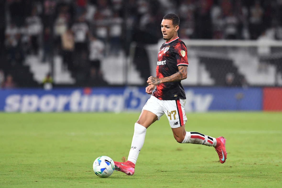 Матеус Алвес.