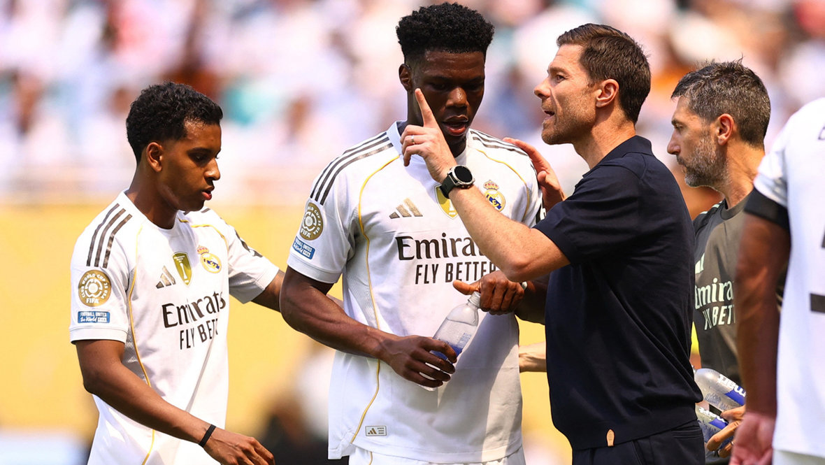 Орельен Чуамени, Родриго и Хаби Алонсо. Футболисты «Реала» Орельен Чуамени, Родриго и главный тренер клуба Хаби Алонсо