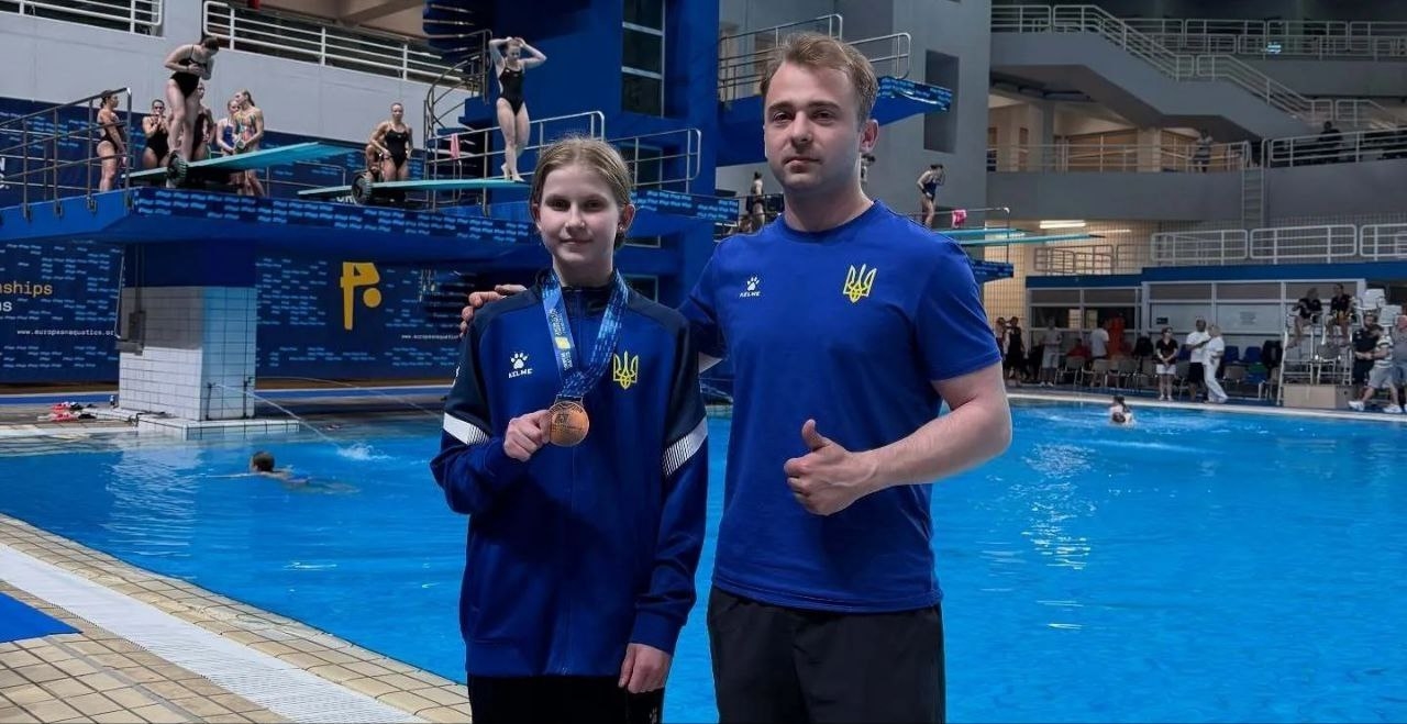 Украинская прыгунья в воду Вероника Андращук с тренером.