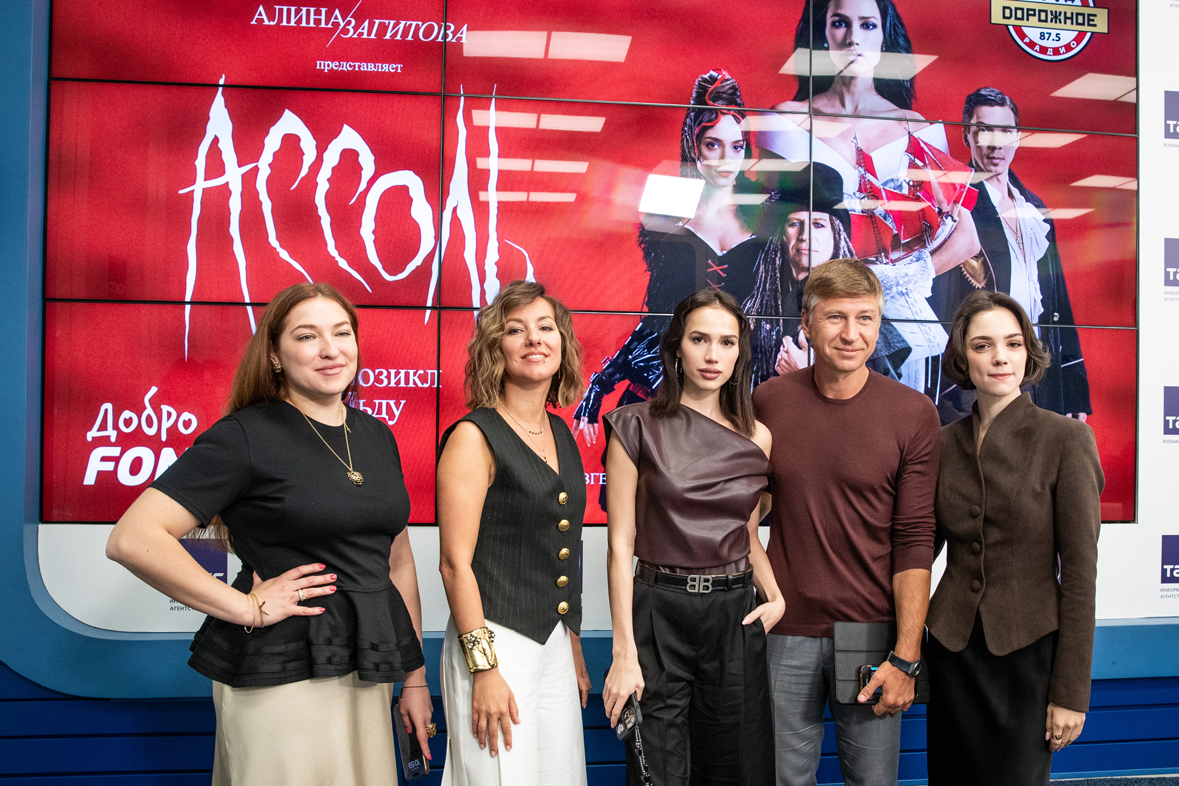 Режиссер Светлана Краюшкина, автор сценария и стихов рок-мюзикла «Ассоль» Ника Симонова, Алина Загитова, Алексей Ягудин и Евгения Медведева. Режиссер Светлана Краюшкина, автор сценария и стихов рок-мюзикла «Ассоль» Ника Симонова, Алина Загитова, Алексей Ягудин и Евгения Медведева