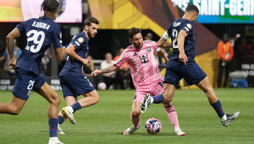 Лионель Месси (с мячом) в матче с «ПСЖ».