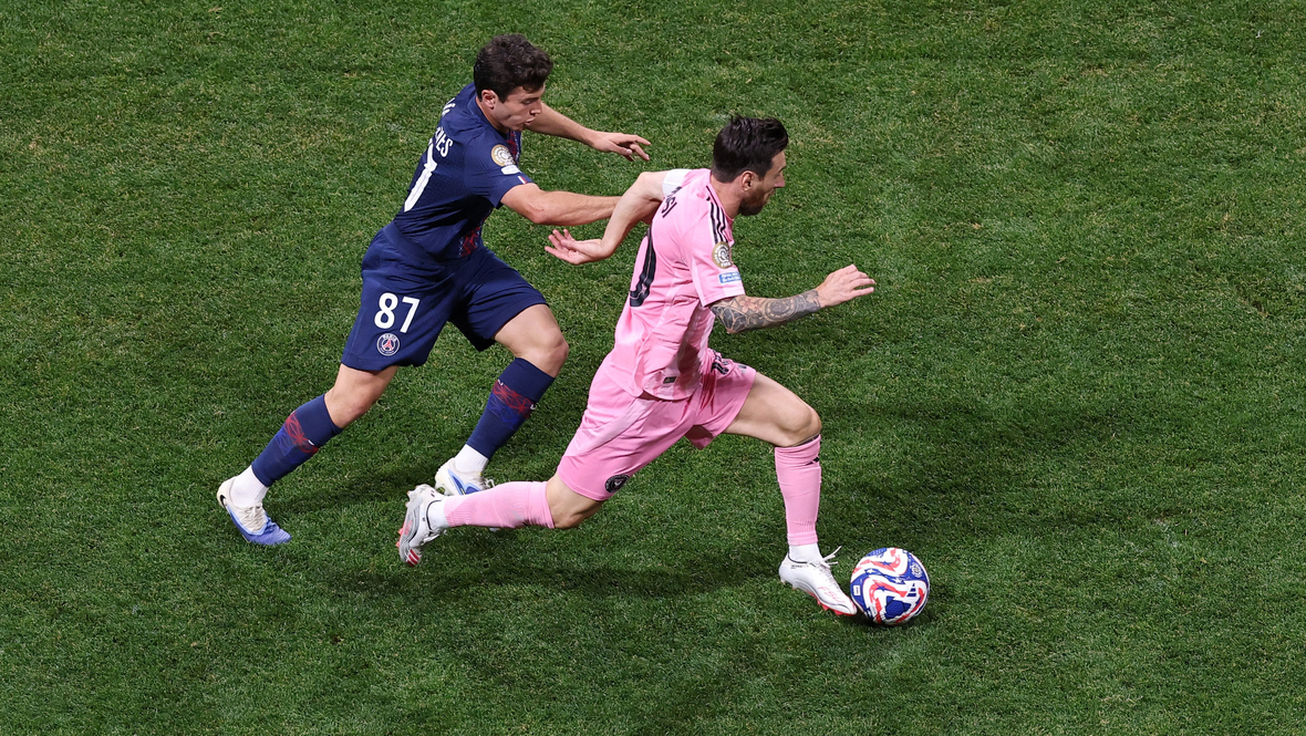 Лионель Месси и Жоау Невеш.