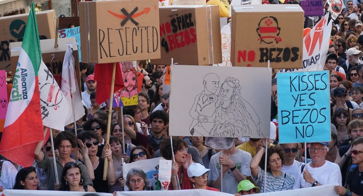 Протесты против свадьбы Безоса и Санчес в Венеции. Протесты против свадьбы Безоса и Санчес в Венеции