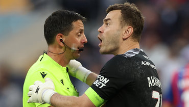 Арбитр Павел Кукуян и капитан ЦСКА вратарь Игорь Акинфеев.