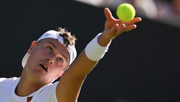 Руне упустил преимущество в два сета и проиграл Харри в первом круге Уимблдона