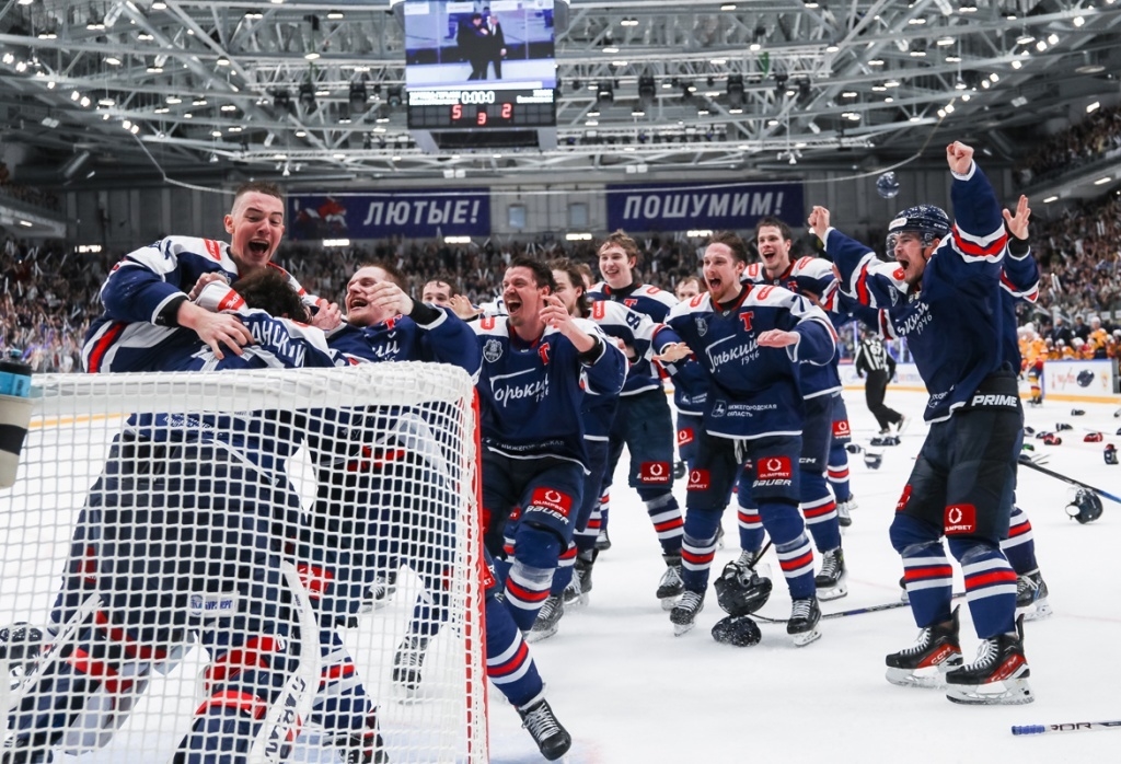 Игроки «Торпедо-Горький» празднуют чемпионство в ВХЛ.
