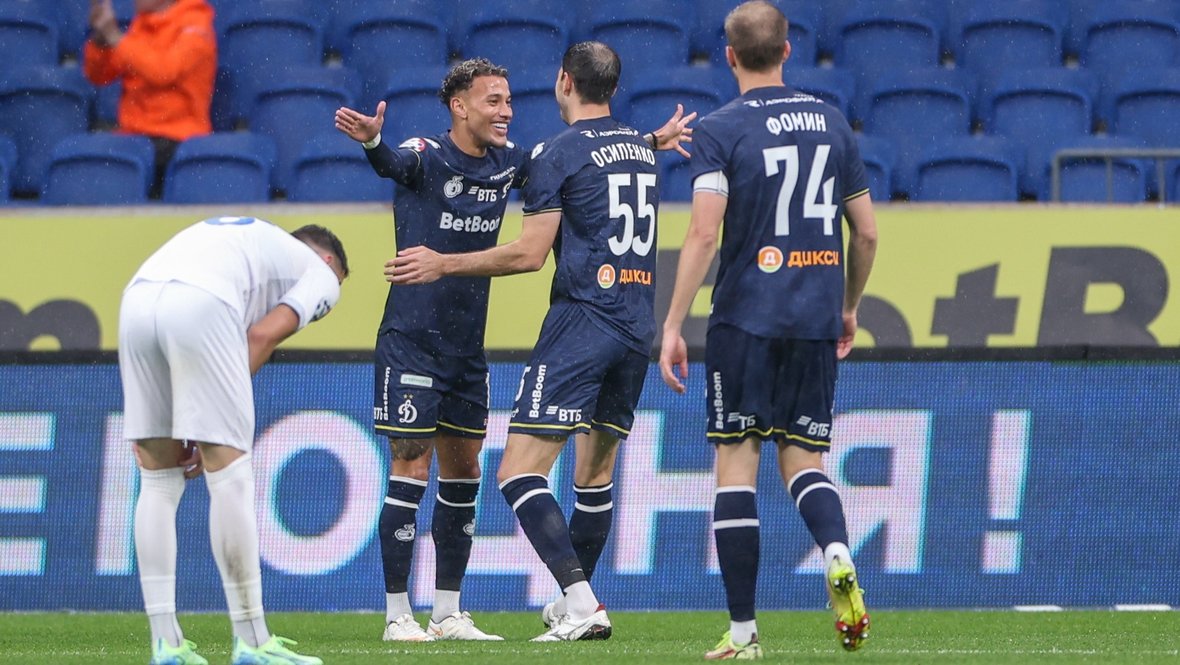 Футболисты «Динамо» празднуют гол Осипенко в ворота ОФК 30 июня.