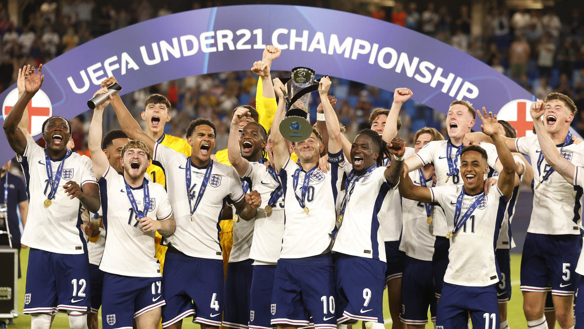 Футболисты сборной Англии U21 праднуют победу на Евро-2025.