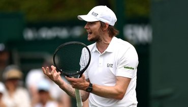 Бублик в пяти сетах проиграл Мунару в первом круге Уимблдона