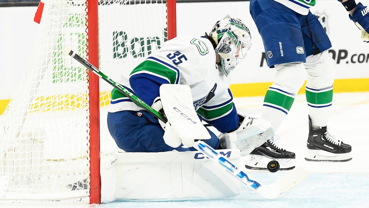 Вратарь «Ванкувера» Тэтчер Демко.