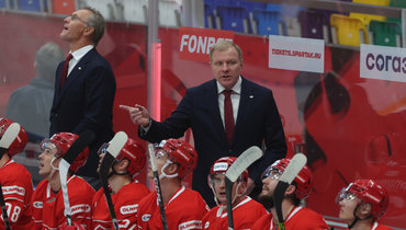 Алексей Жамнов (в центре) и хоккеисты «Спартака».