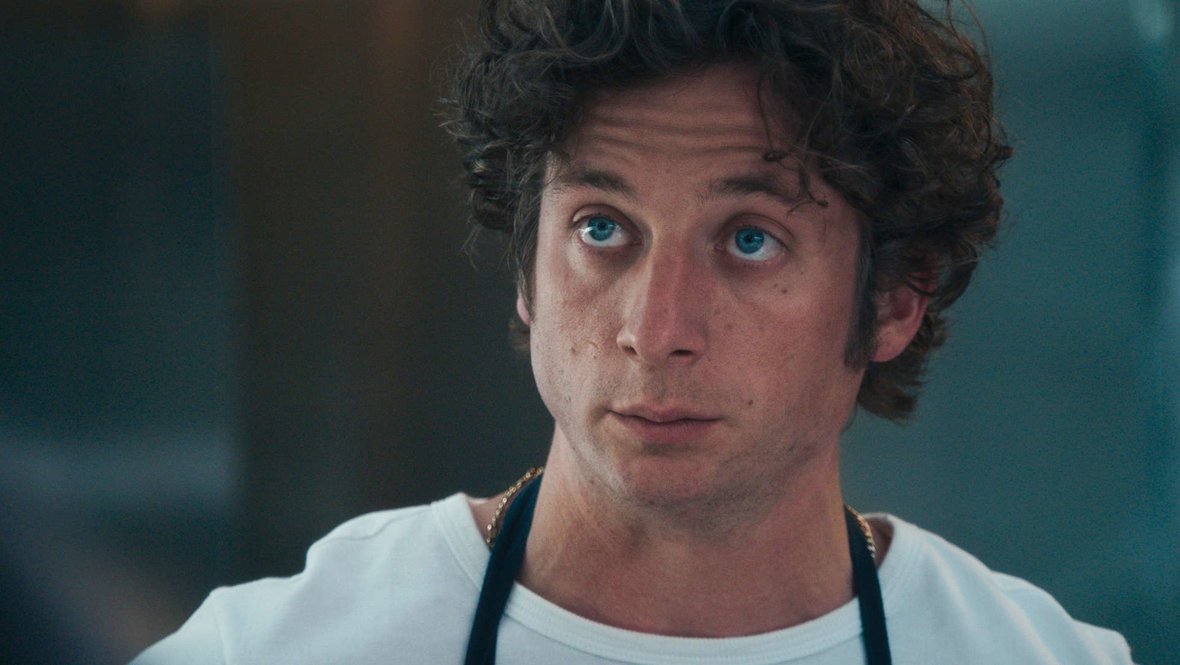 Кадр из сериала «Медведь», реж. Кристофер Сторер, Джоэнна Кало, Рами Юссеф, Hulu