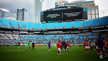 Матче между «Челси» и «Бенфикой» был прерван из-за жаркой погоды.