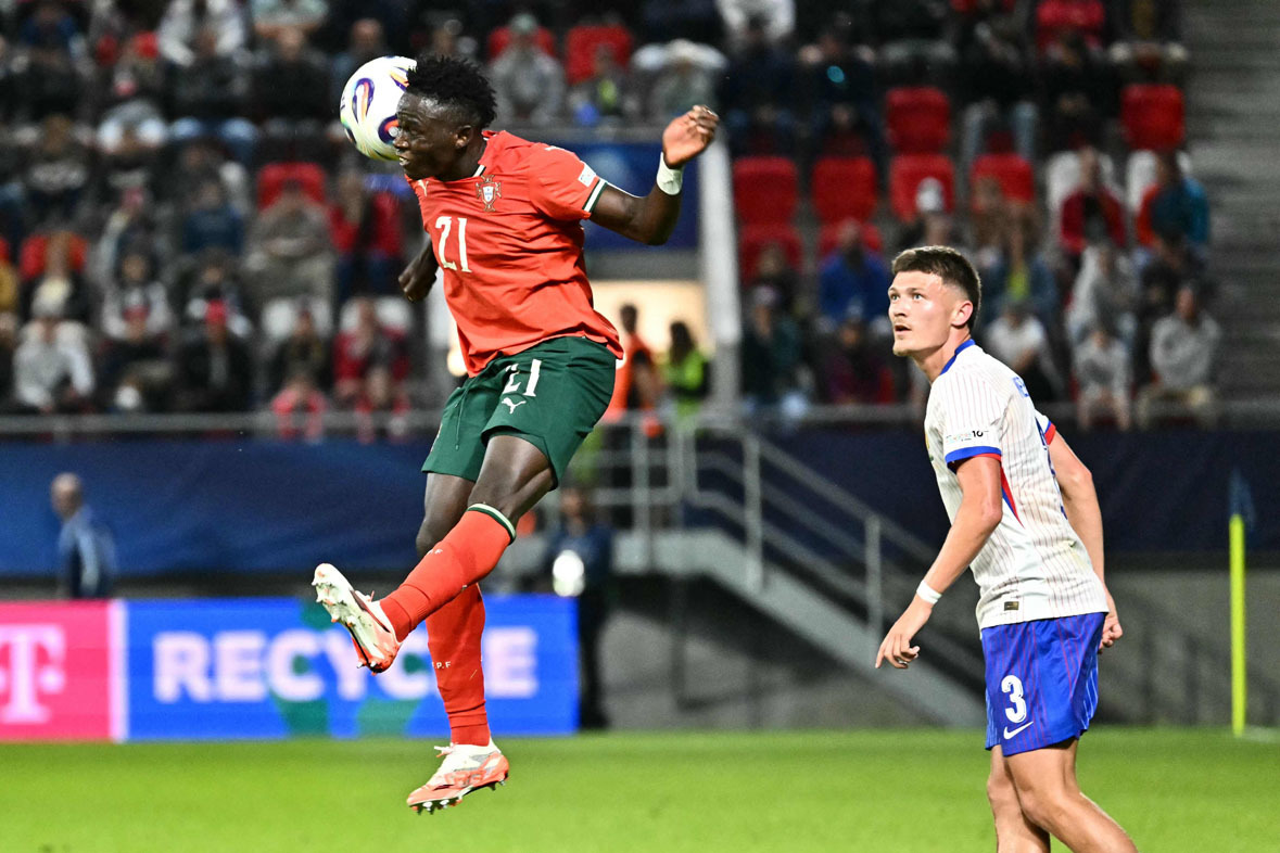 Рожер Фернандеш (№21). Футболист сборной Португалии Рожер Фернандеш