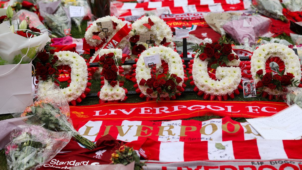 Мемориал памяти о Диогу Жоте в Ливерпуле у стадиона «Энфилд».