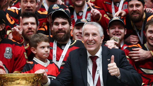 Боб Хартли с игроками «Авангарда» празднует победу в Кубке Гагарина.