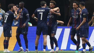 Футболисты «ПСЖ» празднуют гол в ворота «Баварии» (2:0) в матче 1/4 финала клубного ЧМ 5 июля.