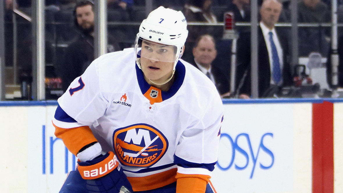 Форвард «Айлендерс» Максим Цыплаков