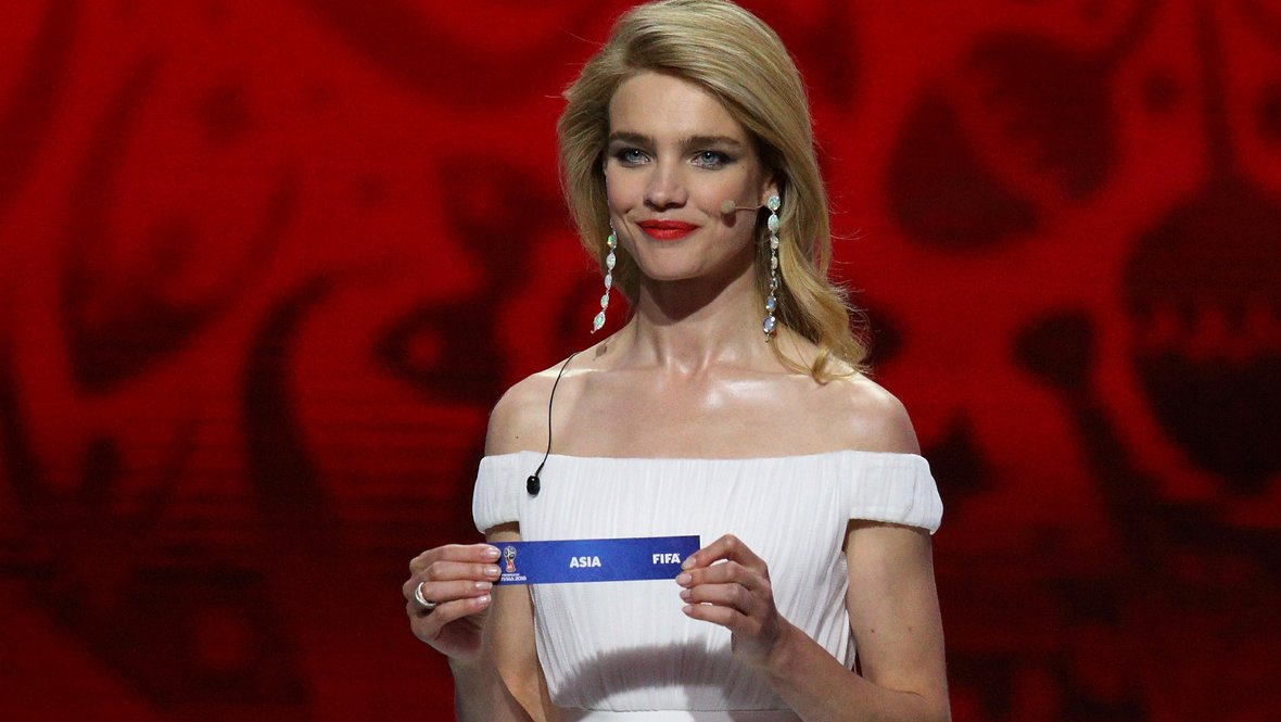 Наталья Водянова во время жеребьевки ЧМ-2018.