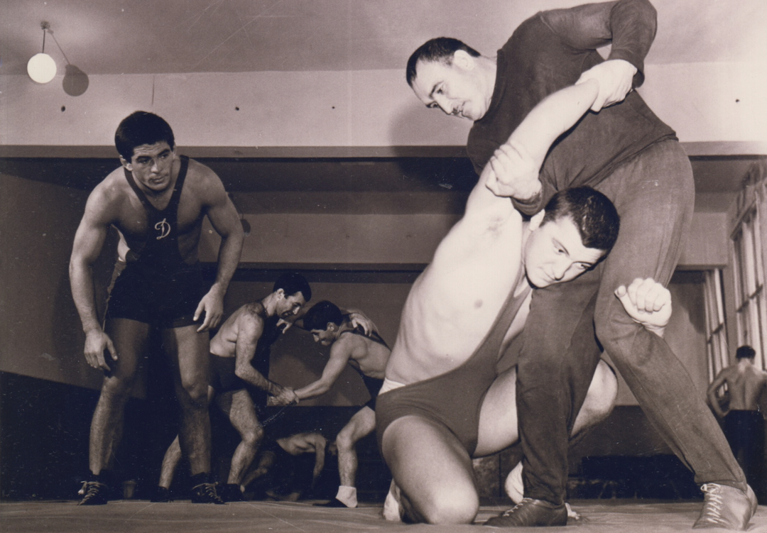 Асланбек Дзгоев тренирует Сослана Андиева.