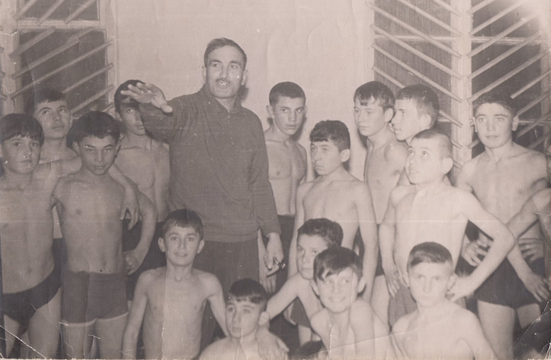 Асланбек Дзгоев с учениками.