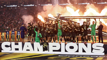 Футболисты сборной Мексики празднуют победу в финале Золотого кубка КОНКАКАФ.