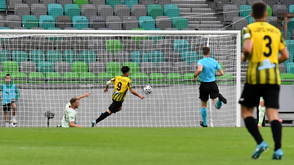 Дастан Сатпаев забивает гол в ворота «Олимпии».