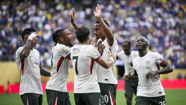 Жоау Педру (в центре) празднует гол в ворота «Флуминенсе».