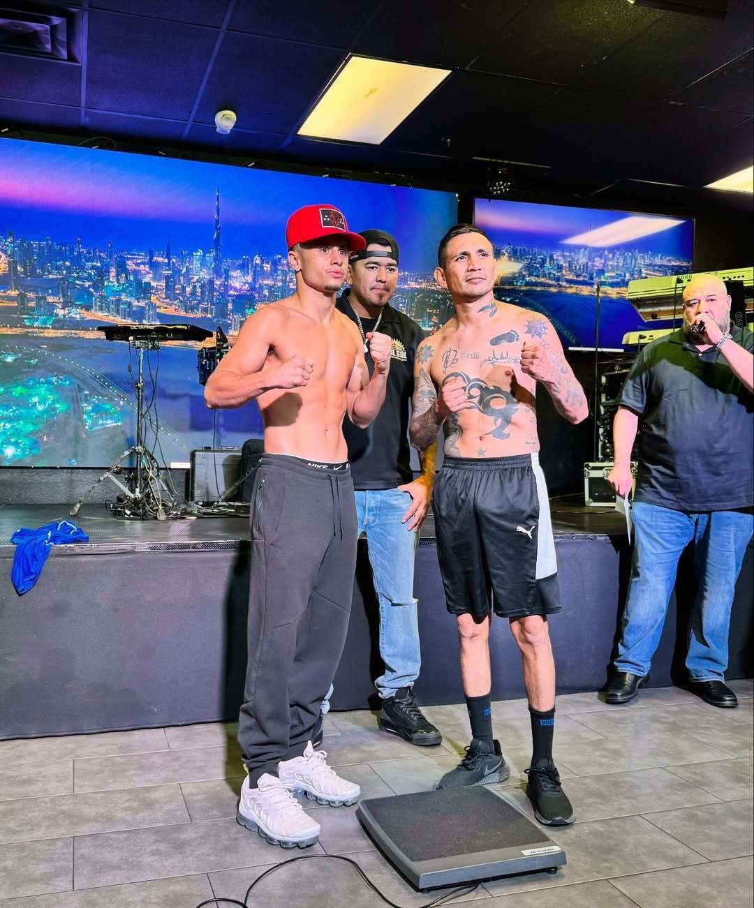 Педро Антонио Родригес (справа) на взвешивании перед боем с Филиппом Веллой.