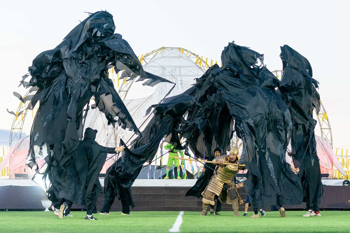 Темные силы атакуют богатыря в ходе церемонии открытия. Темные силы атакуют богатыря в ходе церемонии открытия