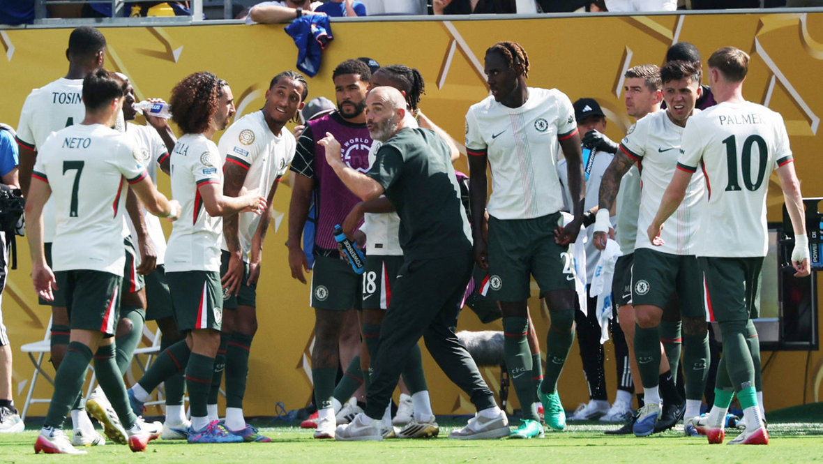 Энцо Мареска дает указания игрокам во время матча «Флуминенсе» — «Челси» — (0:2). Главный тренер «Челси» Энцо Мареска дает указания игрокам во время матча против «Флуминенсе» (0:2)