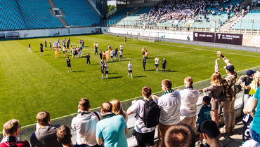 Футболисты «Торпедо» приветствуют болельщиков на трибуне стадиона