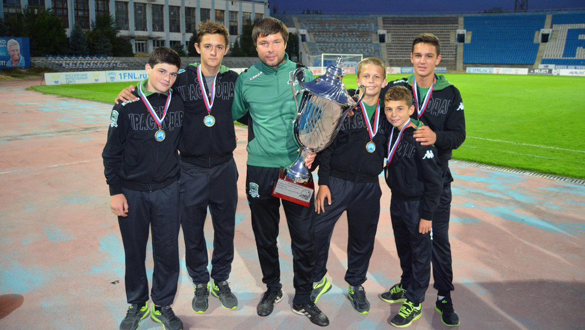 Мурад Мусаев с воспитанниками академии (второй справа — Эдуард Сперцян).