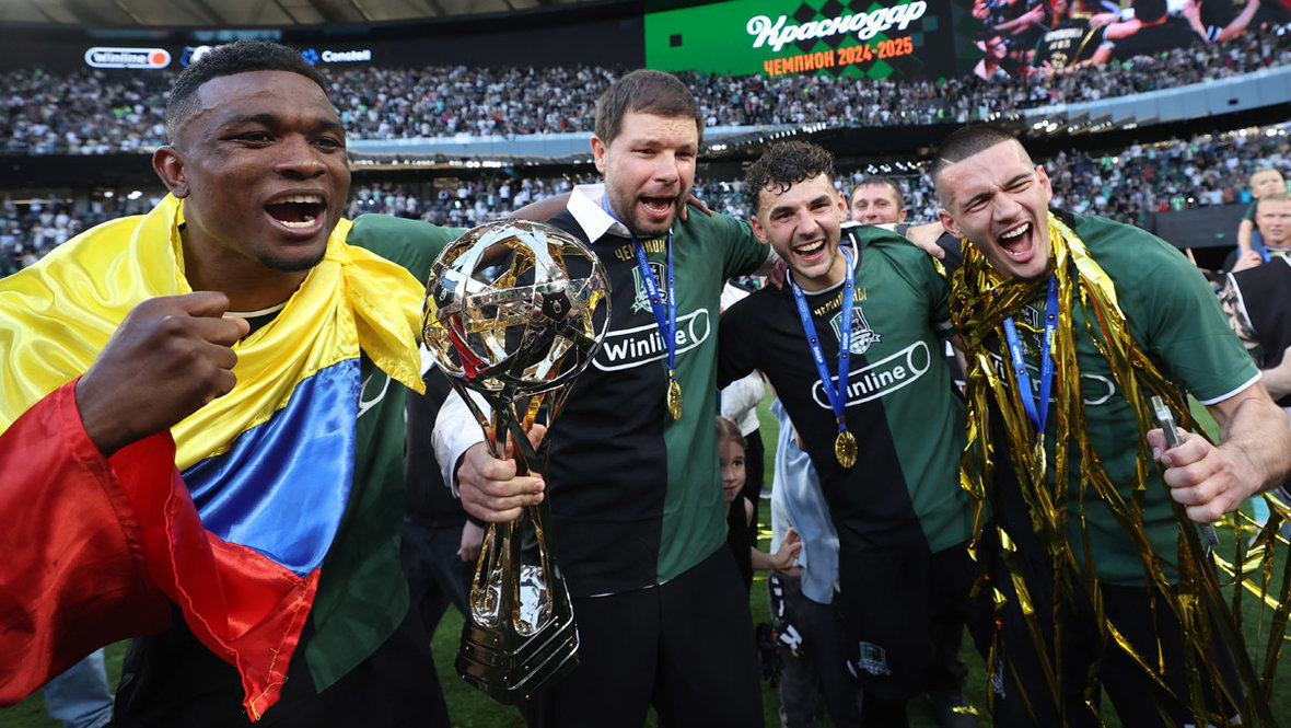 Джон Кордоба, Мурад Мусаев, Эдуард Сперцян и Александр Черников. Джон Кордоба, Мурад Мусаев, Эдуард Сперцян и Александр Черников празднуют чемпионство «Краснодара»