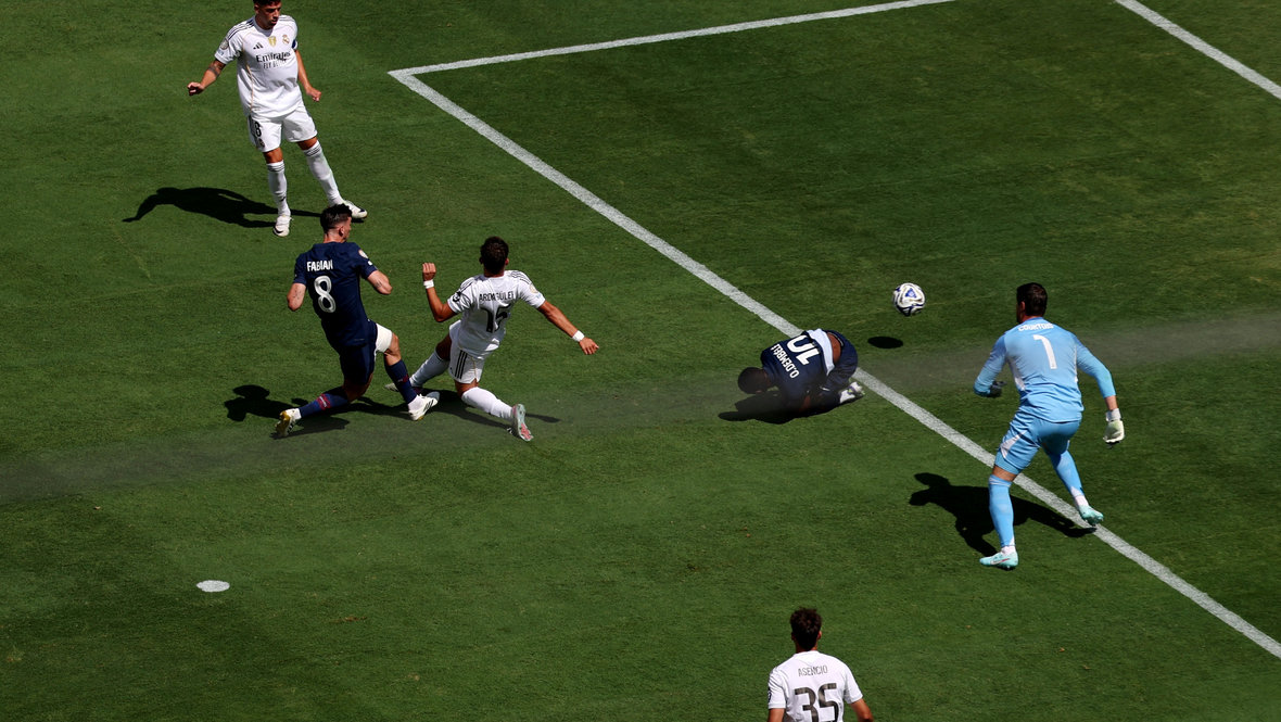 Фабиан Руис забивает первый гол «ПСЖ» в ворота «Реала».