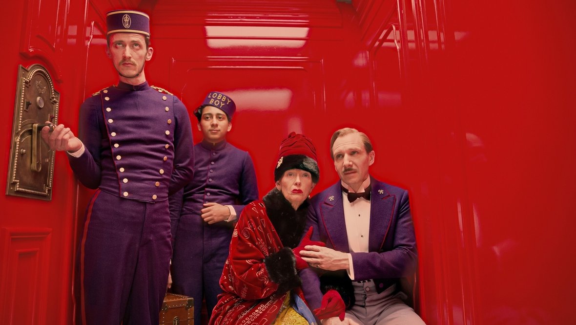 Смешыне комедии. Кадр из фильма «Отель Гранд Будапешт», реж. Уэс Андерсон, Studio Babelsberg, TSG Entertainment, Fox Searchlight Pictures