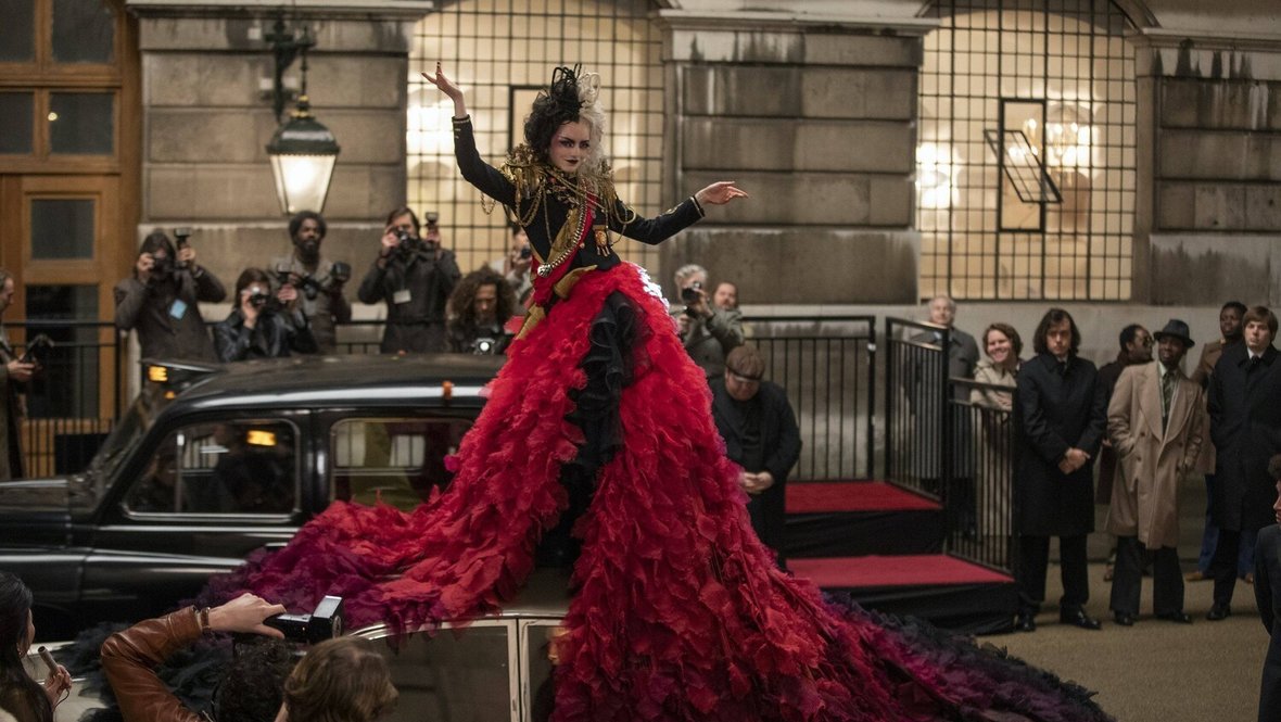 Мрачные комедии. Кадр из фильма «Круэлла», реж. Крэйг Гиллеспи, Walt Disney Pictures, Quebec Film and Television Tax Credit, Marc Platt Productions