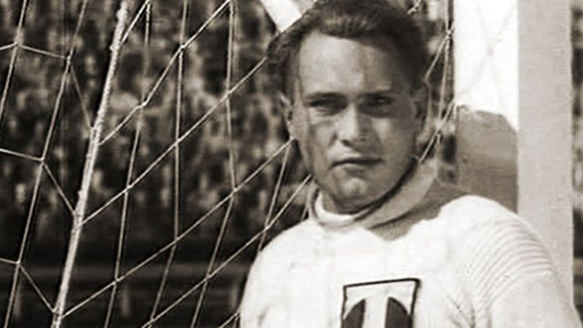 Григорий Плужник в роли Антона Кандидова в фильме «Вратарь» (1936 год).