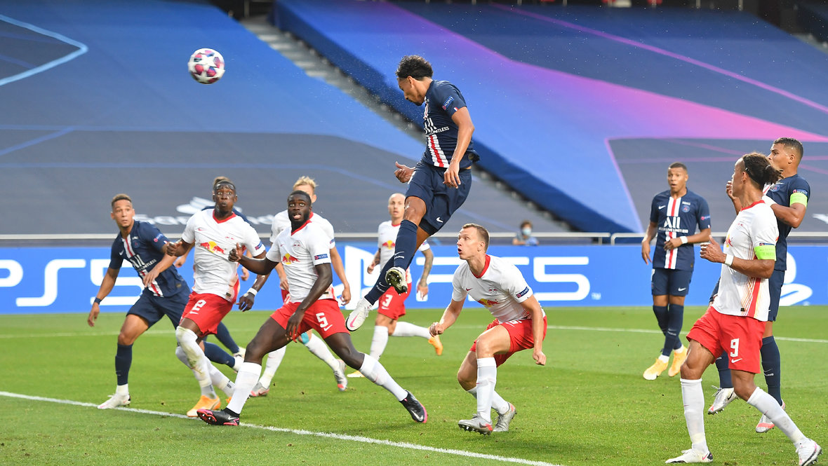 Защитник «ПСЖ» Маркиньос забивает гол в ворота «Лейпцига» в полуфинале Лиги чемпионов-2019/20.