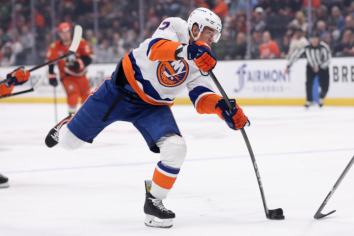 Максим Цыплаков. Форвард «Айлендерс» Максим Цыплаков