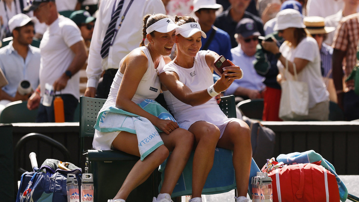 Элисе Мертенс и Вероника Кудерметова.