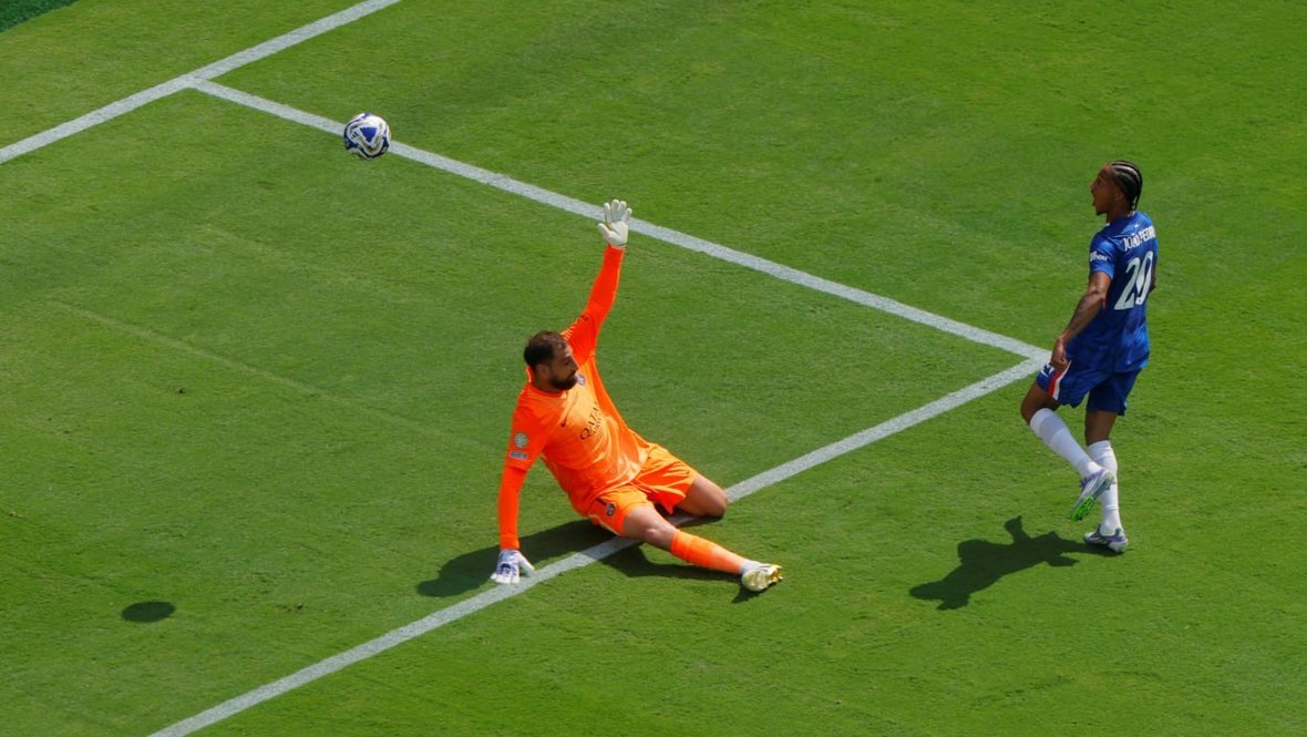 Жоау Педру в финале клубного ЧМ против «ПСЖ» (3:0).