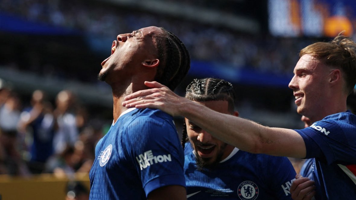 Жоау Педру в финале клубного ЧМ против «ПСЖ» (3:0).