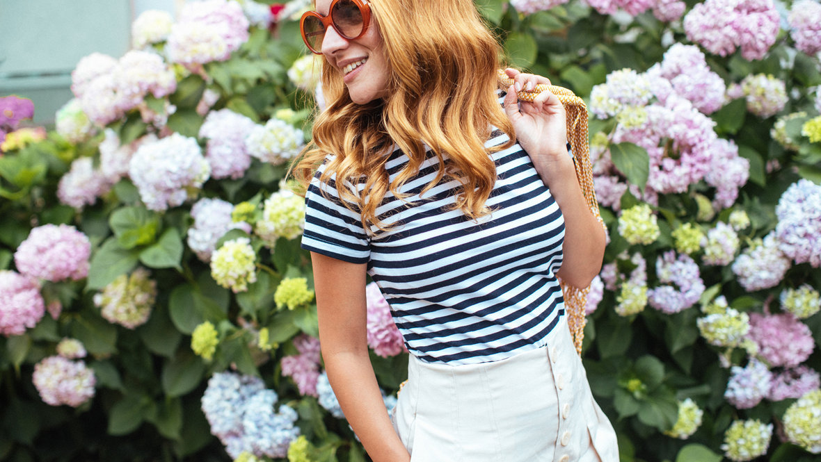 Стильная девушка на фоне цветов