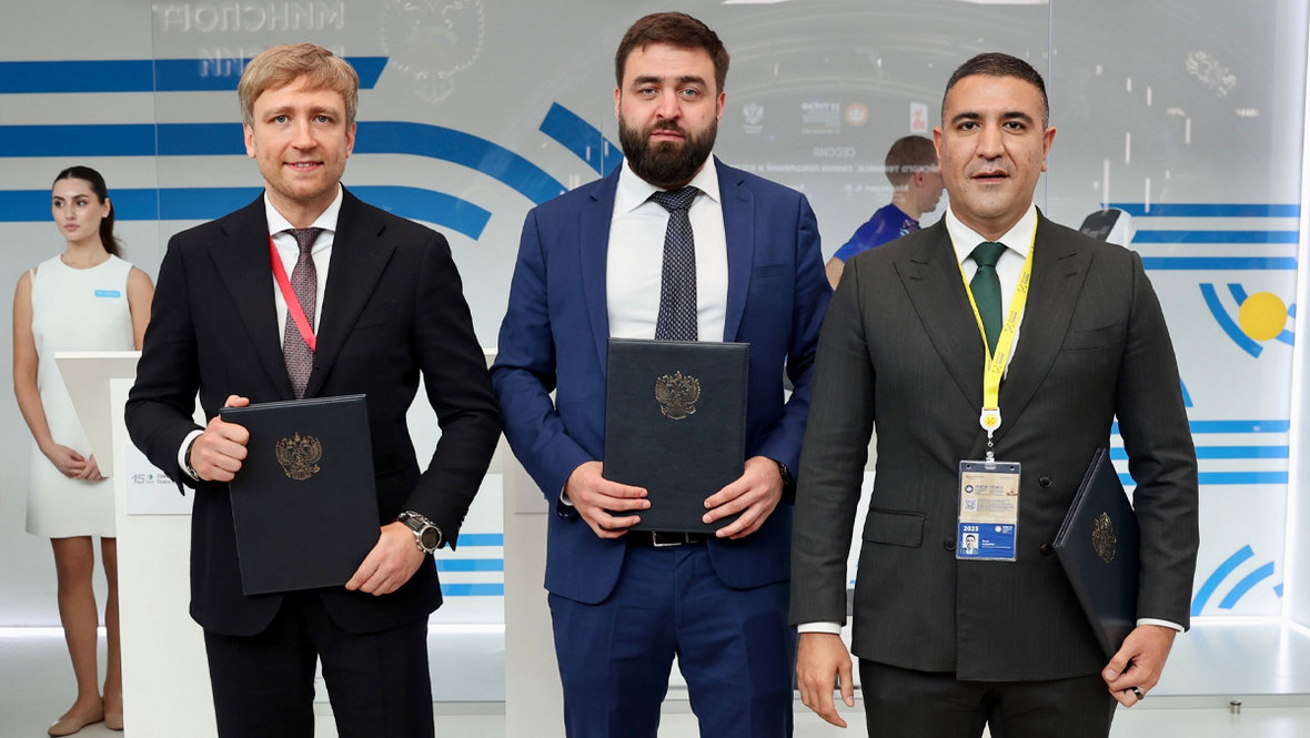 Борис Ярышевский (в центре).