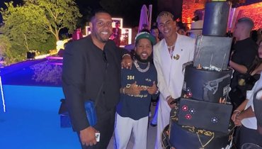 Ламин Ямаль (третий слева) на вечеринке по случаю 18-летия.