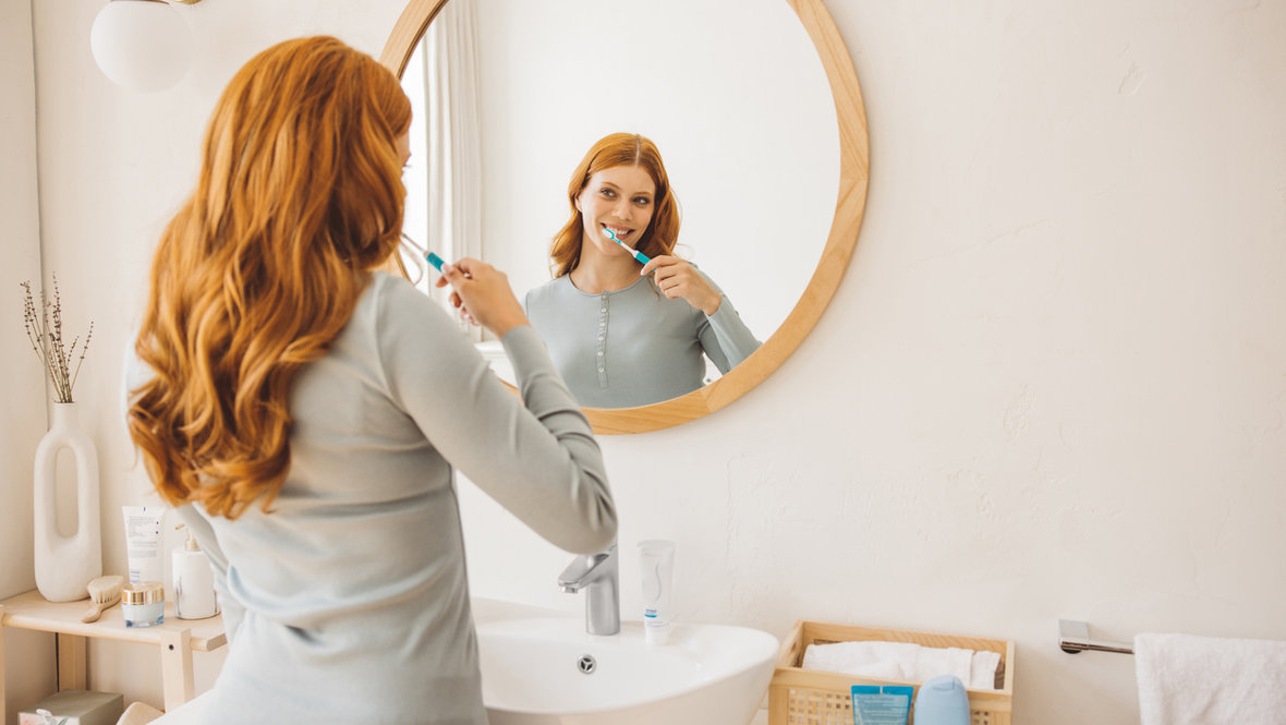 Девушка чистит зубы